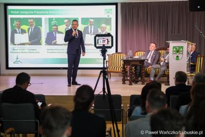 7 maja 2025 r., rok po objęciu stanowiska prezydenta Zielonej Góry, Marcin Pabierowski przedstawił informacje nt. realizacji planów związanych z miastem. W wydarzeniu uczestniczyli wicemarszałkowie województwa – Sebastian Ciemnoczołowski i Grzegorz Potęga.
