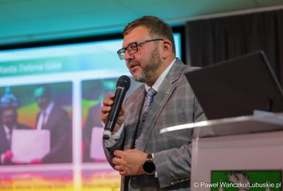 7 maja 2025 r., rok po objęciu stanowiska prezydenta Zielonej Góry, Marcin Pabierowski przedstawił informacje nt. realizacji planów związanych z miastem. W wydarzeniu uczestniczyli wicemarszałkowie województwa – Sebastian Ciemnoczołowski i Grzegorz Potęga.

