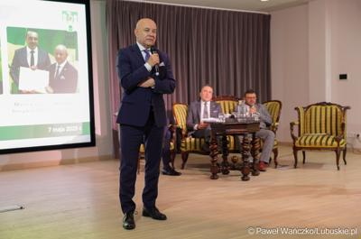 7 maja 2025 r., rok po objęciu stanowiska prezydenta Zielonej Góry, Marcin Pabierowski przedstawił informacje nt. realizacji planów związanych z miastem. W wydarzeniu uczestniczyli wicemarszałkowie województwa – Sebastian Ciemnoczołowski i Grzegorz Potęga.
