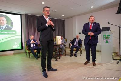 7 maja 2025 r., rok po objęciu stanowiska prezydenta Zielonej Góry, Marcin Pabierowski przedstawił informacje nt. realizacji planów związanych z miastem. W wydarzeniu uczestniczyli wicemarszałkowie województwa – Sebastian Ciemnoczołowski i Grzegorz Potęga.
