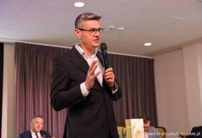 7 maja 2025 r., rok po objęciu stanowiska prezydenta Zielonej Góry, Marcin Pabierowski przedstawił informacje nt. realizacji planów związanych z miastem. W wydarzeniu uczestniczyli wicemarszałkowie województwa – Sebastian Ciemnoczołowski i Grzegorz Potęga.
