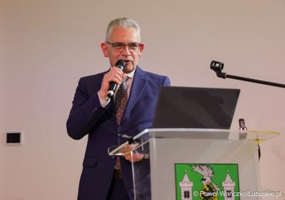 7 maja 2025 r., rok po objęciu stanowiska prezydenta Zielonej Góry, Marcin Pabierowski przedstawił informacje nt. realizacji planów związanych z miastem. W wydarzeniu uczestniczyli wicemarszałkowie województwa – Sebastian Ciemnoczołowski i Grzegorz Potęga.
