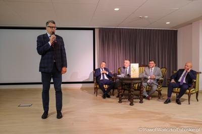 7 maja 2025 r., rok po objęciu stanowiska prezydenta Zielonej Góry, Marcin Pabierowski przedstawił informacje nt. realizacji planów związanych z miastem. W wydarzeniu uczestniczyli wicemarszałkowie województwa – Sebastian Ciemnoczołowski i Grzegorz Potęga.
