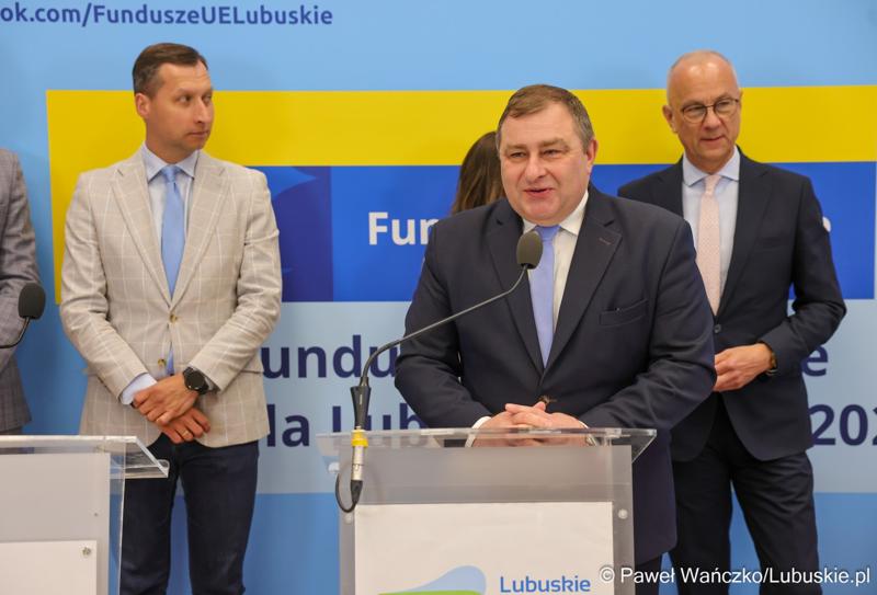 Uczestnicy konferencji prasowej dot. podsumowania 14 partnerstw samorządowych w województwie lubuskim, w ramach tzw. wymiaru terytorialnego programu Fundusze Europejskie dla Lubuskiego.