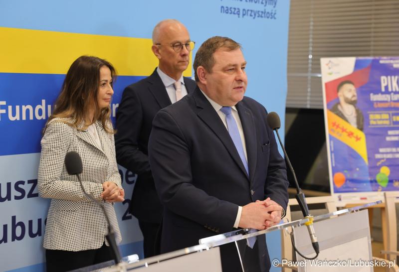 Uczestnicy konferencji prasowej dot. podsumowania 14 partnerstw samorządowych w województwie lubuskim, w ramach tzw. wymiaru terytorialnego programu Fundusze Europejskie dla Lubuskiego.