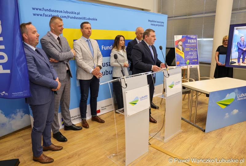Uczestnicy konferencji prasowej dot. podsumowania 14 partnerstw samorządowych w województwie lubuskim, w ramach tzw. wymiaru terytorialnego programu Fundusze Europejskie dla Lubuskiego.