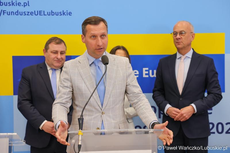 Uczestnicy konferencji prasowej dot. podsumowania 14 partnerstw samorządowych w województwie lubuskim, w ramach tzw. wymiaru terytorialnego programu Fundusze Europejskie dla Lubuskiego.