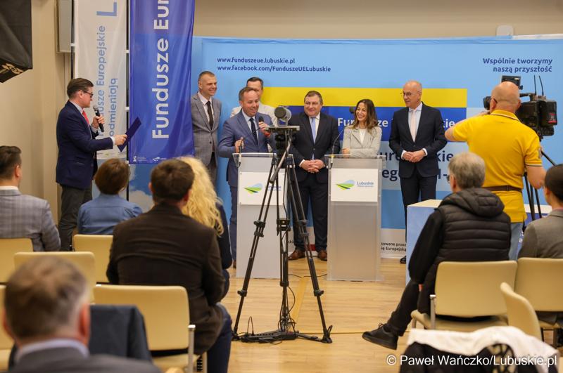 Uczestnicy konferencji prasowej dot. podsumowania 14 partnerstw samorządowych w województwie lubuskim, w ramach tzw. wymiaru terytorialnego programu Fundusze Europejskie dla Lubuskiego.