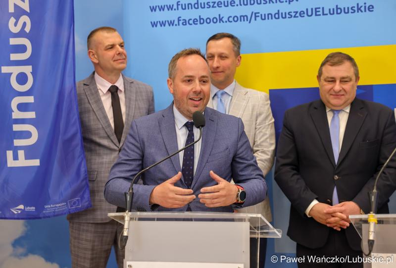 Uczestnicy konferencji prasowej dot. podsumowania 14 partnerstw samorządowych w województwie lubuskim, w ramach tzw. wymiaru terytorialnego programu Fundusze Europejskie dla Lubuskiego.