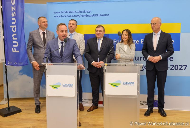 Uczestnicy konferencji prasowej dot. podsumowania 14 partnerstw samorządowych w województwie lubuskim, w ramach tzw. wymiaru terytorialnego programu Fundusze Europejskie dla Lubuskiego.
