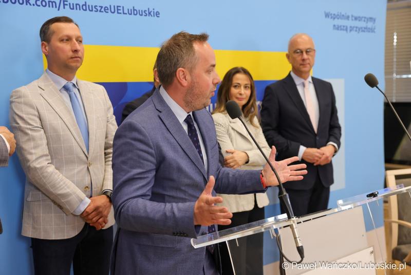 Uczestnicy konferencji prasowej dot. podsumowania 14 partnerstw samorządowych w województwie lubuskim, w ramach tzw. wymiaru terytorialnego programu Fundusze Europejskie dla Lubuskiego.