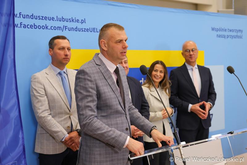 Uczestnicy konferencji prasowej dot. podsumowania 14 partnerstw samorządowych w województwie lubuskim, w ramach tzw. wymiaru terytorialnego programu Fundusze Europejskie dla Lubuskiego.