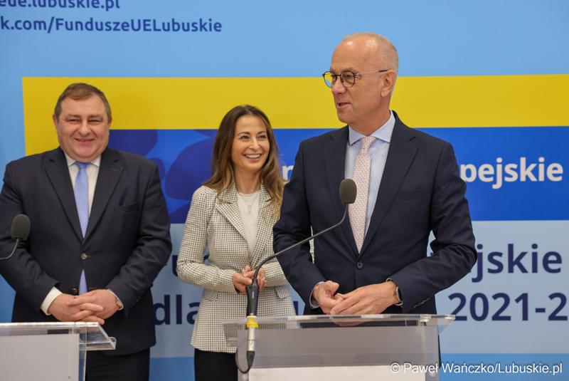 Uczestnicy konferencji prasowej dot. podsumowania 14 partnerstw samorządowych w województwie lubuskim, w ramach tzw. wymiaru terytorialnego programu Fundusze Europejskie dla Lubuskiego.