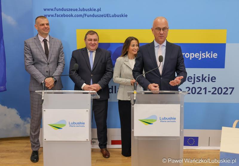 Uczestnicy konferencji prasowej dot. podsumowania 14 partnerstw samorządowych w województwie lubuskim, w ramach tzw. wymiaru terytorialnego programu Fundusze Europejskie dla Lubuskiego.