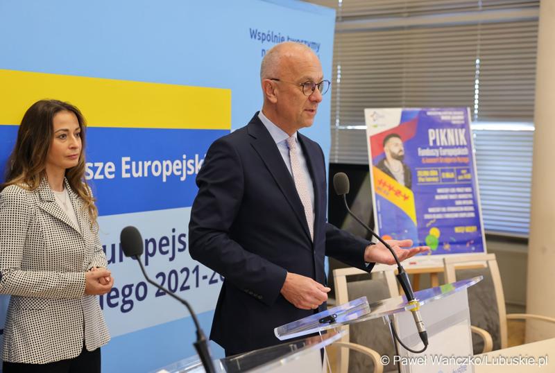 Uczestnicy konferencji prasowej dot. podsumowania 14 partnerstw samorządowych w województwie lubuskim, w ramach tzw. wymiaru terytorialnego programu Fundusze Europejskie dla Lubuskiego.