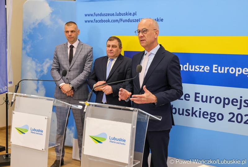Uczestnicy konferencji prasowej dot. podsumowania 14 partnerstw samorządowych w województwie lubuskim, w ramach tzw. wymiaru terytorialnego programu Fundusze Europejskie dla Lubuskiego.