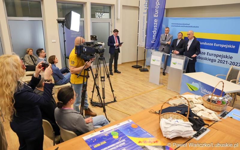 Uczestnicy konferencji prasowej dot. podsumowania 14 partnerstw samorządowych w województwie lubuskim, w ramach tzw. wymiaru terytorialnego programu Fundusze Europejskie dla Lubuskiego.