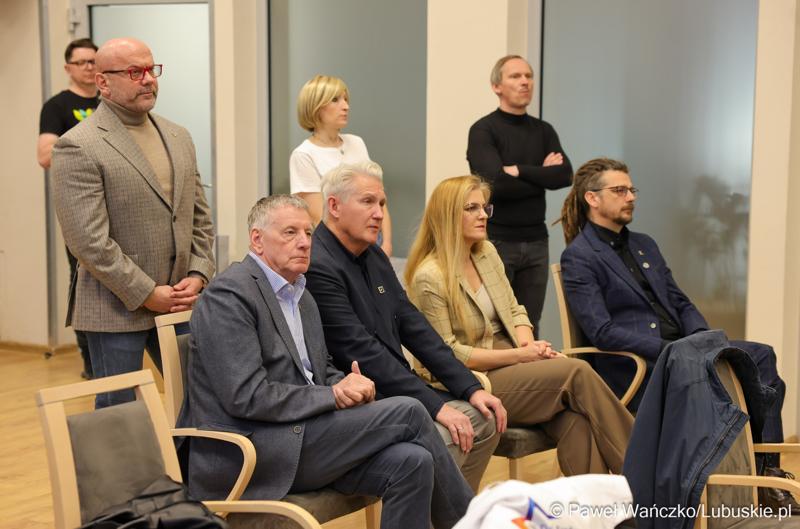Uczestnicy konferencji prasowej dot. podsumowania 14 partnerstw samorządowych w województwie lubuskim, w ramach tzw. wymiaru terytorialnego programu Fundusze Europejskie dla Lubuskiego.