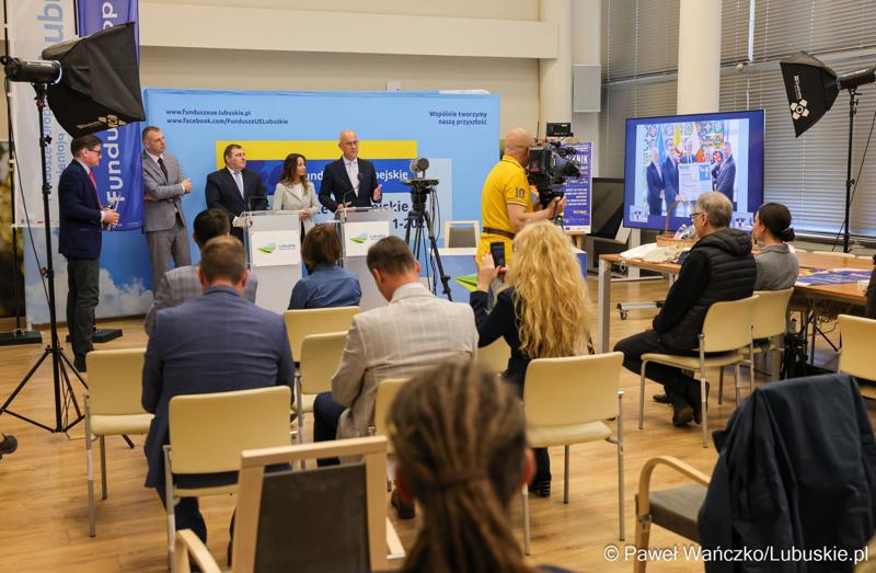 Uczestnicy konferencji prasowej dot. podsumowania 14 partnerstw samorządowych w województwie lubuskim, w ramach tzw. wymiaru terytorialnego programu Fundusze Europejskie dla Lubuskiego.
