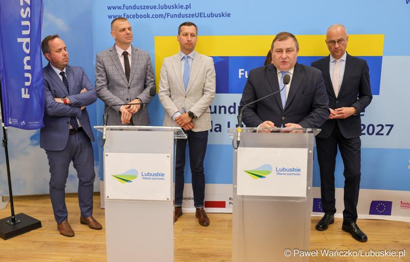 Uczestnicy konferencji prasowej dot. podsumowania 14 partnerstw samorządowych w województwie lubuskim, w ramach tzw. wymiaru terytorialnego programu Fundusze Europejskie dla Lubuskiego.