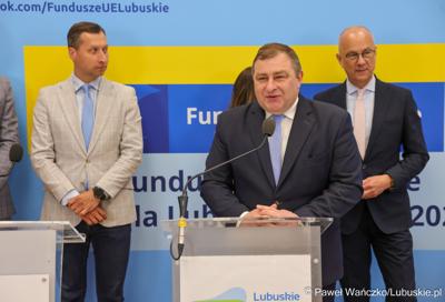 Uczestnicy konferencji prasowej dot. podsumowania 14 partnerstw samorządowych w województwie lubuskim, w ramach tzw. wymiaru terytorialnego programu Fundusze Europejskie dla Lubuskiego. 