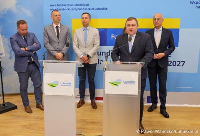 Uczestnicy konferencji prasowej dot. podsumowania 14 partnerstw samorządowych w województwie lubuskim, w ramach tzw. wymiaru terytorialnego programu Fundusze Europejskie dla Lubuskiego. 