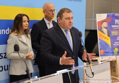 Uczestnicy konferencji prasowej dot. podsumowania 14 partnerstw samorządowych w województwie lubuskim, w ramach tzw. wymiaru terytorialnego programu Fundusze Europejskie dla Lubuskiego. 