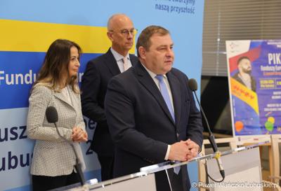 Uczestnicy konferencji prasowej dot. podsumowania 14 partnerstw samorządowych w województwie lubuskim, w ramach tzw. wymiaru terytorialnego programu Fundusze Europejskie dla Lubuskiego. 