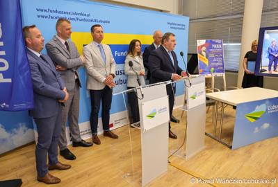 Uczestnicy konferencji prasowej dot. podsumowania 14 partnerstw samorządowych w województwie lubuskim, w ramach tzw. wymiaru terytorialnego programu Fundusze Europejskie dla Lubuskiego. 