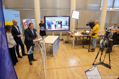 Uczestnicy konferencji prasowej dot. podsumowania 14 partnerstw samorządowych w województwie lubuskim, w ramach tzw. wymiaru terytorialnego programu Fundusze Europejskie dla Lubuskiego. 