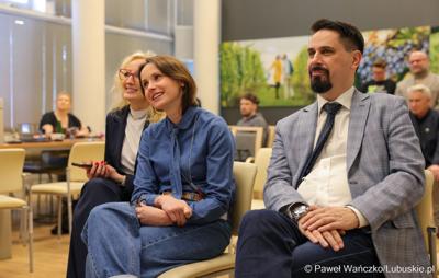 Uczestnicy konferencji prasowej dot. podsumowania 14 partnerstw samorządowych w województwie lubuskim, w ramach tzw. wymiaru terytorialnego programu Fundusze Europejskie dla Lubuskiego. 