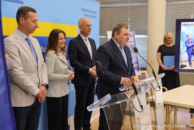 Uczestnicy konferencji prasowej dot. podsumowania 14 partnerstw samorządowych w województwie lubuskim, w ramach tzw. wymiaru terytorialnego programu Fundusze Europejskie dla Lubuskiego. 