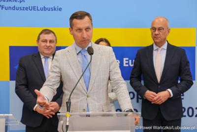 Uczestnicy konferencji prasowej dot. podsumowania 14 partnerstw samorządowych w województwie lubuskim, w ramach tzw. wymiaru terytorialnego programu Fundusze Europejskie dla Lubuskiego. 