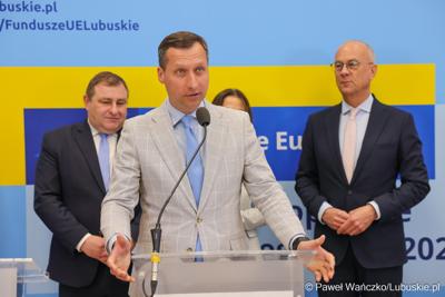 Uczestnicy konferencji prasowej dot. podsumowania 14 partnerstw samorządowych w województwie lubuskim, w ramach tzw. wymiaru terytorialnego programu Fundusze Europejskie dla Lubuskiego. 