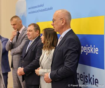 Uczestnicy konferencji prasowej dot. podsumowania 14 partnerstw samorządowych w województwie lubuskim, w ramach tzw. wymiaru terytorialnego programu Fundusze Europejskie dla Lubuskiego. 