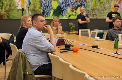 Uczestnicy konferencji prasowej dot. podsumowania 14 partnerstw samorządowych w województwie lubuskim, w ramach tzw. wymiaru terytorialnego programu Fundusze Europejskie dla Lubuskiego. 