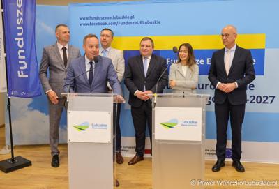 Uczestnicy konferencji prasowej dot. podsumowania 14 partnerstw samorządowych w województwie lubuskim, w ramach tzw. wymiaru terytorialnego programu Fundusze Europejskie dla Lubuskiego. 
