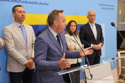 Uczestnicy konferencji prasowej dot. podsumowania 14 partnerstw samorządowych w województwie lubuskim, w ramach tzw. wymiaru terytorialnego programu Fundusze Europejskie dla Lubuskiego. 