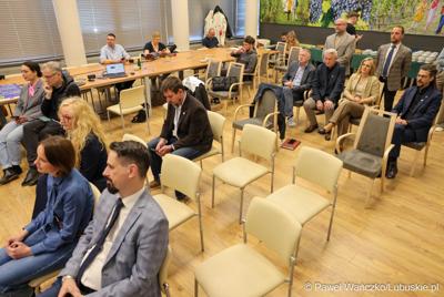 Uczestnicy konferencji prasowej dot. podsumowania 14 partnerstw samorządowych w województwie lubuskim, w ramach tzw. wymiaru terytorialnego programu Fundusze Europejskie dla Lubuskiego. 