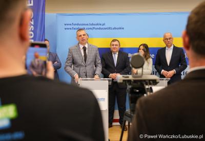Uczestnicy konferencji prasowej dot. podsumowania 14 partnerstw samorządowych w województwie lubuskim, w ramach tzw. wymiaru terytorialnego programu Fundusze Europejskie dla Lubuskiego. 