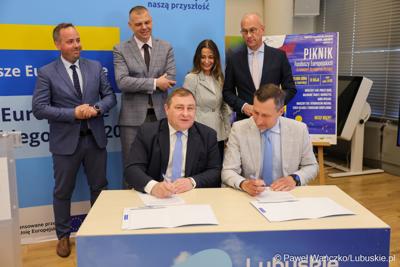 Uczestnicy konferencji prasowej dot. podsumowania 14 partnerstw samorządowych w województwie lubuskim, w ramach tzw. wymiaru terytorialnego programu Fundusze Europejskie dla Lubuskiego. 