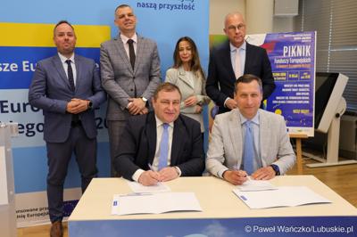 Uczestnicy konferencji prasowej dot. podsumowania 14 partnerstw samorządowych w województwie lubuskim, w ramach tzw. wymiaru terytorialnego programu Fundusze Europejskie dla Lubuskiego. 