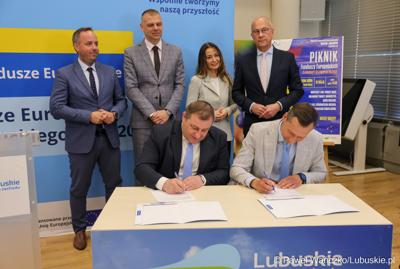 Uczestnicy konferencji prasowej dot. podsumowania 14 partnerstw samorządowych w województwie lubuskim, w ramach tzw. wymiaru terytorialnego programu Fundusze Europejskie dla Lubuskiego. 