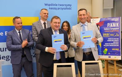 Uczestnicy konferencji prasowej dot. podsumowania 14 partnerstw samorządowych w województwie lubuskim, w ramach tzw. wymiaru terytorialnego programu Fundusze Europejskie dla Lubuskiego. 