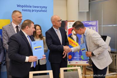 Uczestnicy konferencji prasowej dot. podsumowania 14 partnerstw samorządowych w województwie lubuskim, w ramach tzw. wymiaru terytorialnego programu Fundusze Europejskie dla Lubuskiego. 
