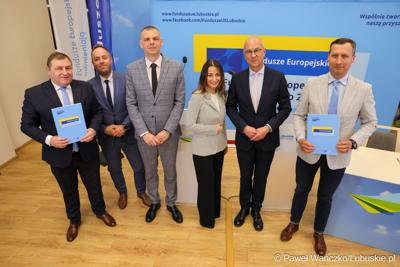 Uczestnicy konferencji prasowej dot. podsumowania 14 partnerstw samorządowych w województwie lubuskim, w ramach tzw. wymiaru terytorialnego programu Fundusze Europejskie dla Lubuskiego. 