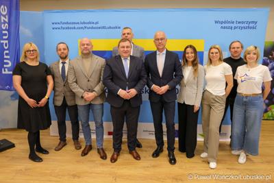 Uczestnicy konferencji prasowej dot. podsumowania 14 partnerstw samorządowych w województwie lubuskim, w ramach tzw. wymiaru terytorialnego programu Fundusze Europejskie dla Lubuskiego. 