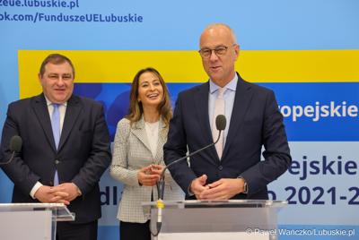Uczestnicy konferencji prasowej dot. podsumowania 14 partnerstw samorządowych w województwie lubuskim, w ramach tzw. wymiaru terytorialnego programu Fundusze Europejskie dla Lubuskiego. 