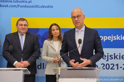 Uczestnicy konferencji prasowej dot. podsumowania 14 partnerstw samorządowych w województwie lubuskim, w ramach tzw. wymiaru terytorialnego programu Fundusze Europejskie dla Lubuskiego. 