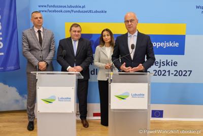 Uczestnicy konferencji prasowej dot. podsumowania 14 partnerstw samorządowych w województwie lubuskim, w ramach tzw. wymiaru terytorialnego programu Fundusze Europejskie dla Lubuskiego. 